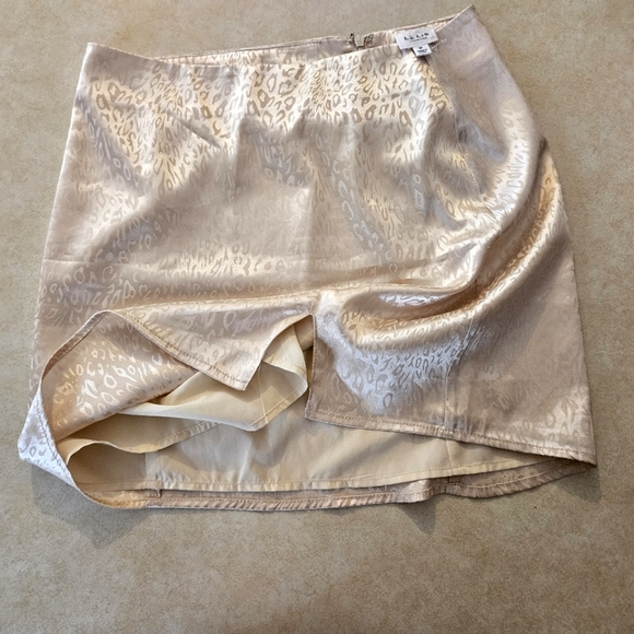 LELIS COLLECTION cream cheetah silk mini skirt size medium - Picture 4 of 4